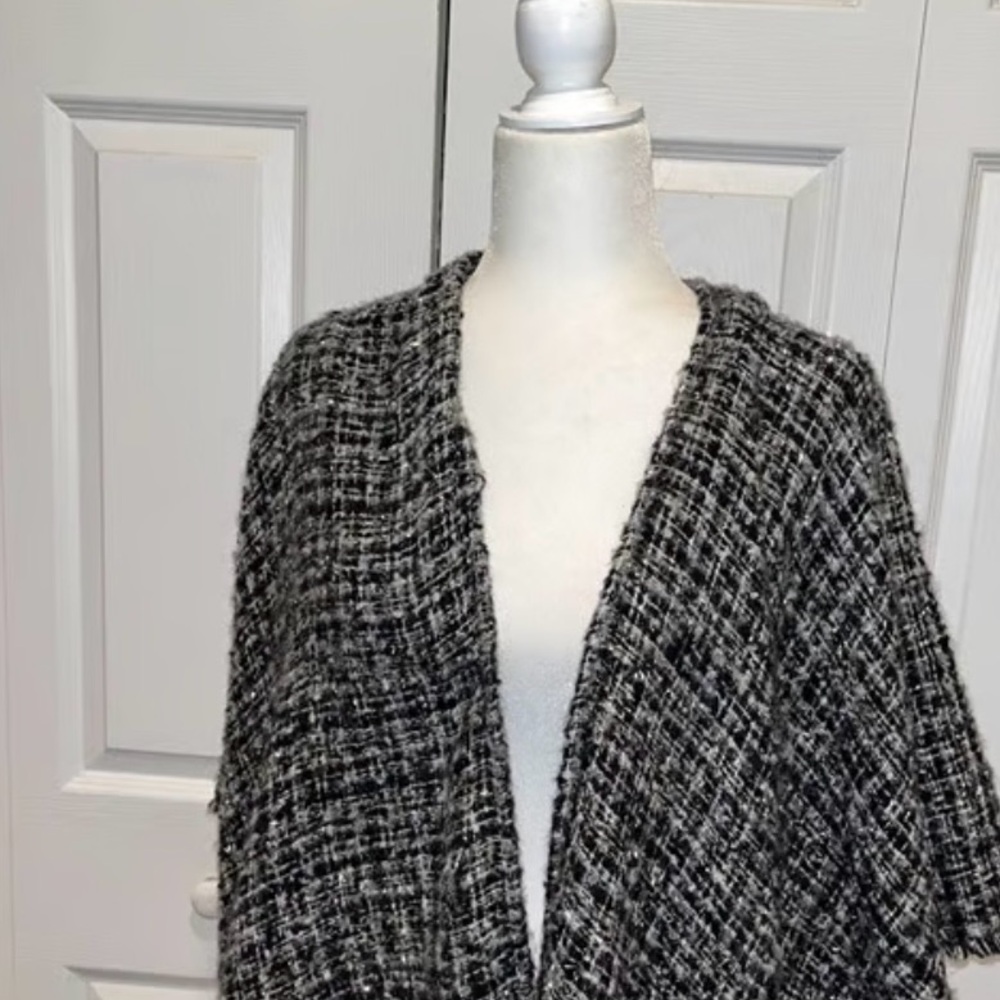 4/$25** NEW Women’s Jessica McClintock Black, Silver Metallic White Fringe Shawl - Picture 2 of 3